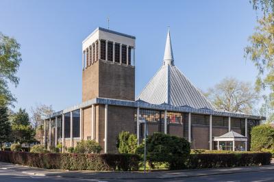 Außenperspektive aus Blickrichtung Südwesten mit Kirchturm, Dachpyramide und Haupteingang