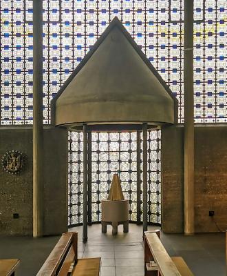 Taufkapelle als halbrunder Nebenraum mit Kegeldach