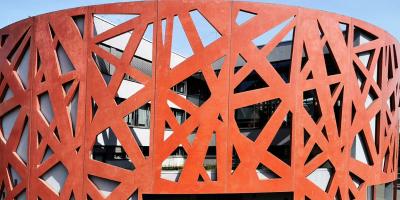 rot gefärbtes Gitter am Rundbau