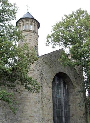 Westfassade und Treppenrürme