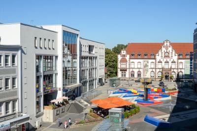 Kunstmuseum und Vorplatz mit Brunnen von Otto Herbert Hajek