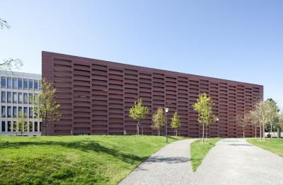 Parkhaus mit daneben liegenden Zentralbau