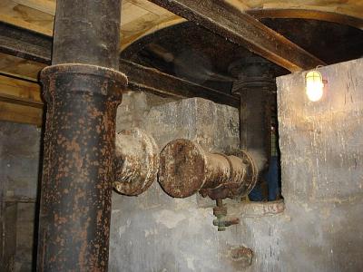 Rohrleitungen historischer Wassertank