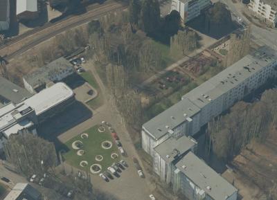 Vier Themengärten und Grünfläche mit Pflanzschalen in runden Kiesflächen