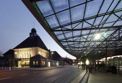 Zentraler Omnibusbahnhof mit Bahnhof Herne im Hintergrund