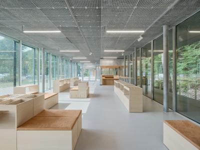 Innenraum mit Kontrast zwischen feuerverzinktem Stahl, Holzeinbauten und Naturraum