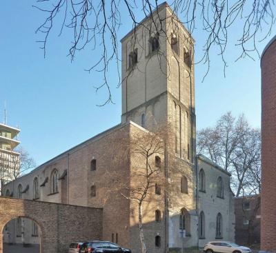 Außenansicht St. Peter in Köln mit Blick zum Glockenturm