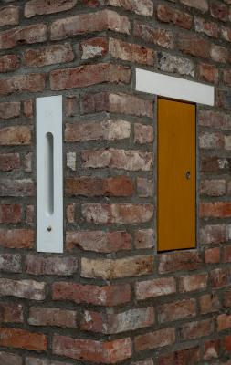 Detailansicht Mauerwerk mit holzsichtigem Briefkasten