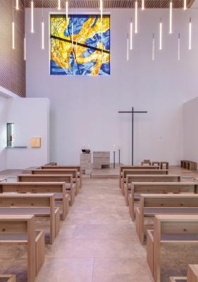 Begegnungszentrum St. Petrus, Innenansicht Kapelle mit Ostfenster