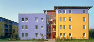 Eine kräftige Farbgebung betont die Plastizität der Gebäude