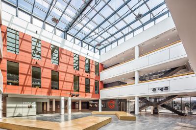 Zentrales Atrium mit offenen Galerien