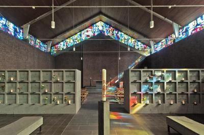 Blick entlang der Mittelachse auf den Altar