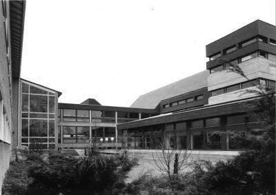 historische Ansicht: Altbau (links) Verbindungsgang und Erweiterung (rechts)