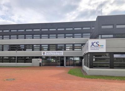 Eingangssituation Johann-Conrad-Schlaun Berufskolleg in Warburg 2023