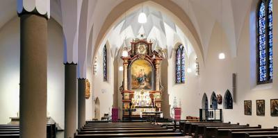 Kircheninnenraum, Blick nach Osten Richtung Hauptaltar