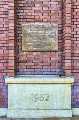 Gedenktafel und Baujahr an der Stimson Memorial Chapel in Bonn