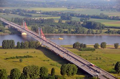 Blick von oben auf die Flughafenbrücke in Düsseldorf