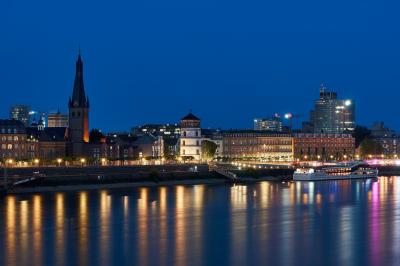 Rheinuferpromenade mit Schlossturm am Abend
