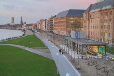 Rheinuferpromenade am Mannesmannufer mit KIT im Vordergrund