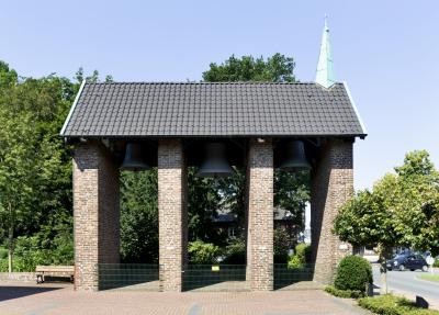 freistehender, offener Glockenstuhl