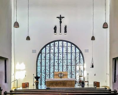 Altarbereich mit Rundbogenfenster, Christus-König-Kirche