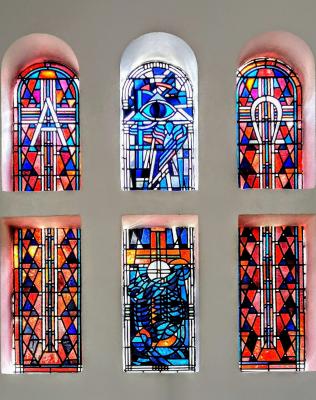 Bunte Kirchenfenster Christus-König-Kirche