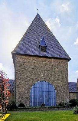 Christus-König-Kirche, Nordwestansicht mit Rundbogenfenster