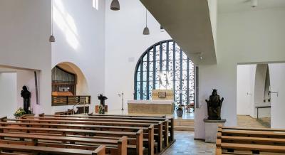 Blick in den Innenramu der Christus-König-Kirche