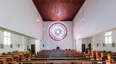 Blick vin den Kirchenraum Richtung Fensterrose