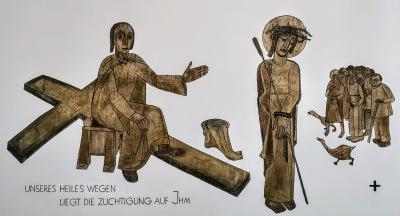 Kreuzweg aus den Wänden der Kirche