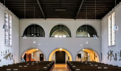 Blick durch den Kirchenraum Richtung Eingang