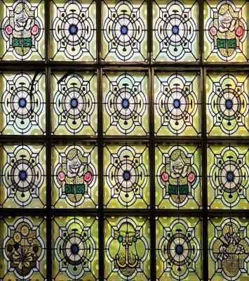 Raster aus bunten Glasscheiben