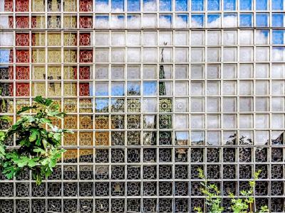 Spiegelung in der gerasterten Glasfassade des Kirchenraums