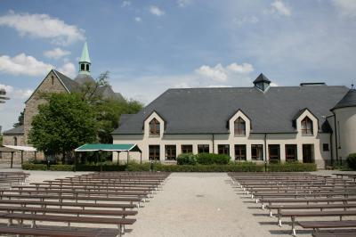 Klostergebäude mit Kirche St. Marien (links)