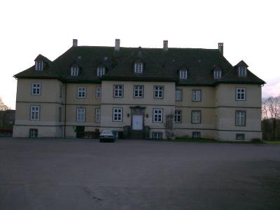 Vorderansicht Herrenhaus mit Mittelrisalit