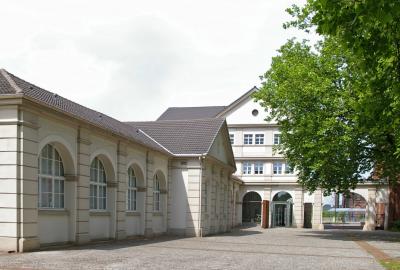 Portierhaus I mit Anbau im Vordergrund