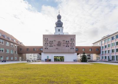 Zur Heiligen Familie, Ansicht Elisabeth-von-Mumm-Platz