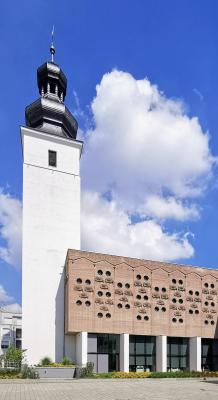 Kirche Zur Heiligen Familie mit neobarockem Turm des Vorgängerbaus