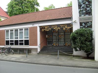 Eingangsbereich vor Erweiterung 2012 mit nachträglich aufgesetztem Dach