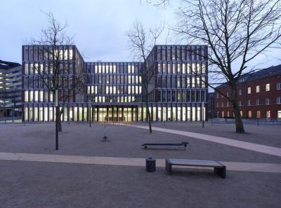 Neubau Ansicht in der Dämmerung