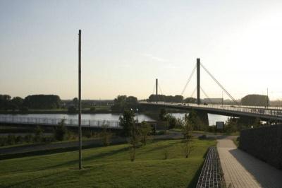 Rheinwiesen mit Brückensilhouette der alten Leverkusener Autobahnbrücke