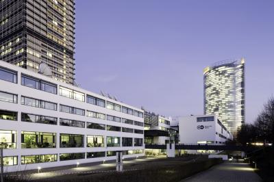 Funkhaus Deutsche Welle mit Post-Tower in der Dämmerung