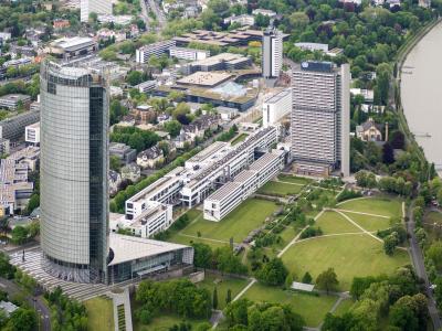 Funkhaus Deutsche Welle mit Post-Tower und Abgeordnetenhochhaus