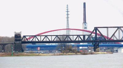 Hochfelder Brücke mit Brücke der Solidarität im Hintergrund