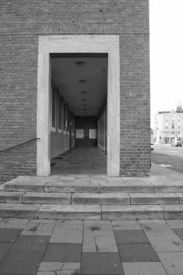 Blick in die Kolonnade am Neuen Rathaus Jülich