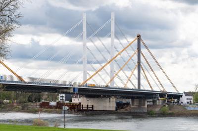Pylone der alten und der neuen Rheinbrücke Neuenkamp in Duisburg