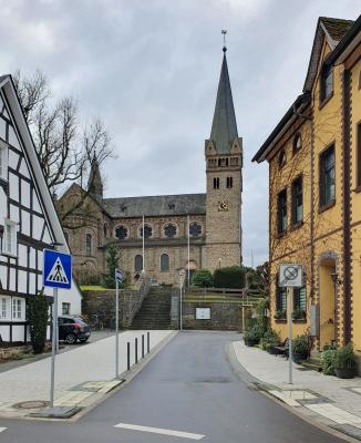 Nordseite der Kirche von der Straße aus geshen