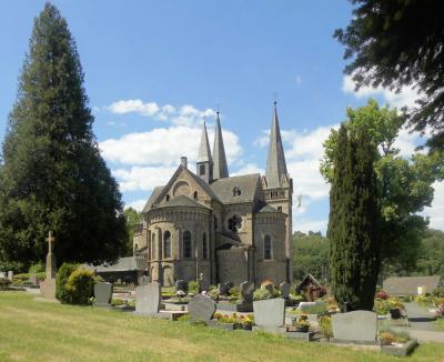 Ostansicht St. Laurentius mit Friedhof