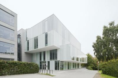 Forschungsgebäude DWI, Außenperspektive, auskragende Geschossflächen
