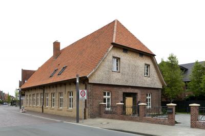 Straßenperspektive mit Vorhof